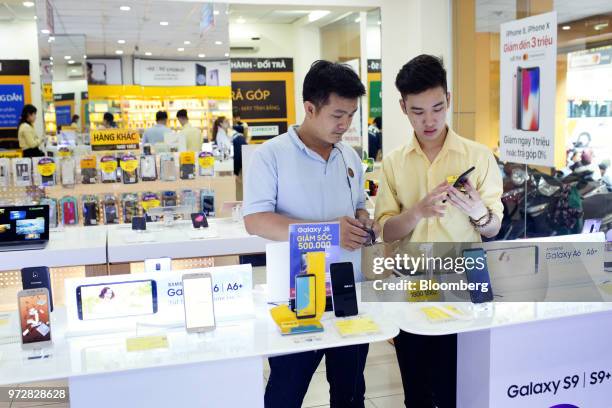 Android Personworkin In Store 246 Samsung Employee Store Stock Photos, High-Res Pictures, and Images ...