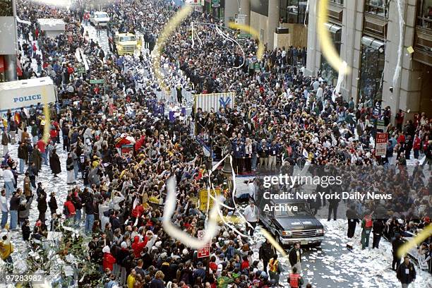 Crowds cheer Yankee float during New York Yankees' 1999 World Series Victory Parade.