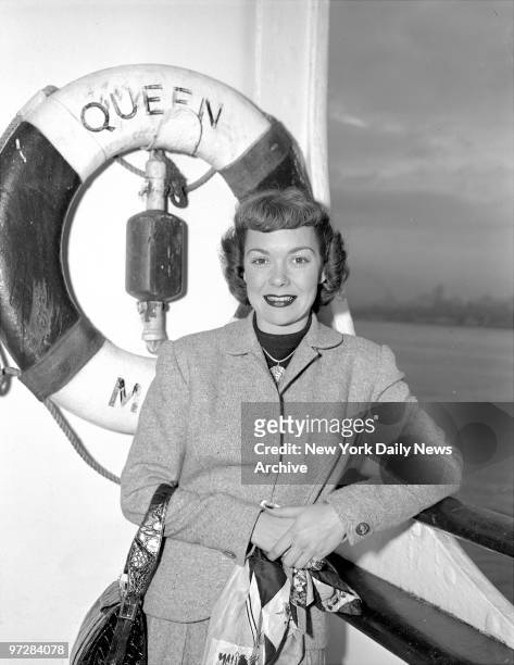 Jane Wyman arriving from England on the Queen Mary, after making the film "Stage Fright" with director Alfred Hitchcock.