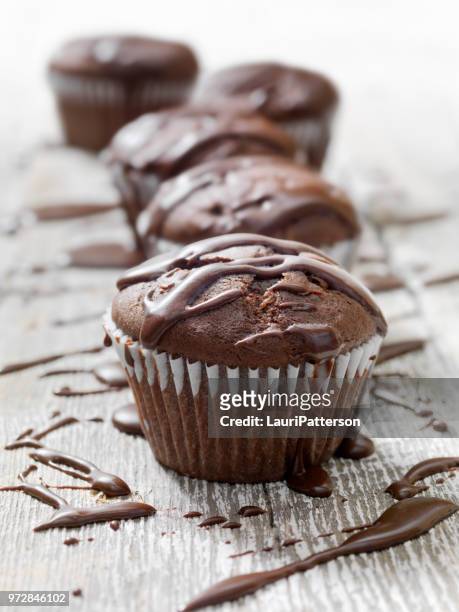 schokoladen-cupcakes  - muffin top stock-fotos und bilder