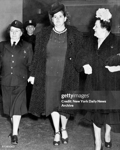 Martha Beck, flanked by Chief Matron Josephine Peterson and Deputy Sheriff Mrs. Harry Haas , as she entered Nassau County Court in Mineola
