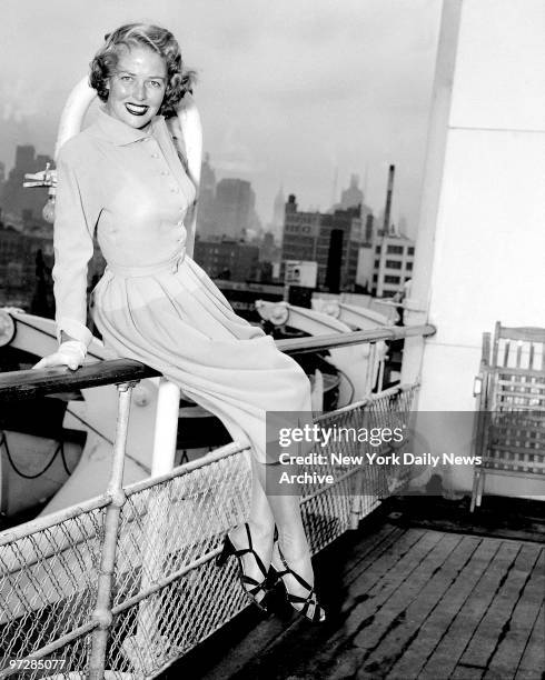 87 Janis Carter Photos & High Res Pictures - Getty Images