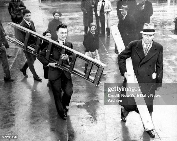 Bruno Hauptmann trial in Flemington for the kidnap and murder of Charles A. Lindbergh Jr.. The deadly ladder and other evidence being carried into...