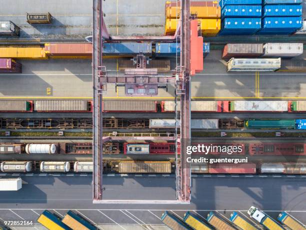 güterzüge, lkw und ein riesiger kran am güterbahnhof, österreich - boxcar stock-fotos und bilder