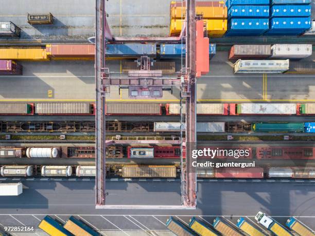 貨物列車、トラック、貨物ターミナル、オーストリアで巨大なクレーン - 貨物列車 ストックフォトと画像