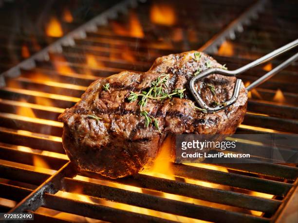 bistecche di controfiletto barbecue con timo fresco - grill fire meat foto e immagini stock