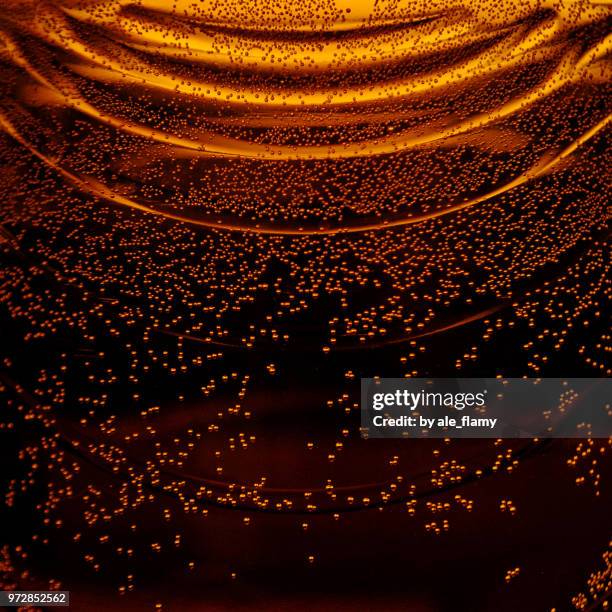 beer bubbles - beer close up foto e immagini stock