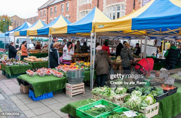 bournemouth, uk - november 17, 2012: unidentified people shop for fruits and vegetables at farmers market in bournemouth - sold engelskt begrepp bildbanksfoton och bilder