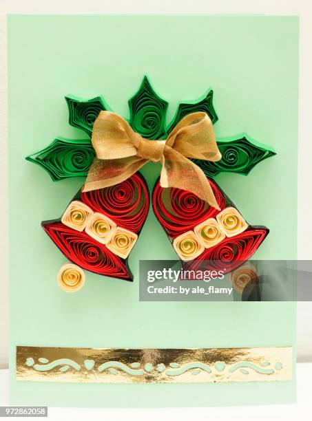 quilling mistletoe and christmas bells card - pungitopo foto e immagini stock