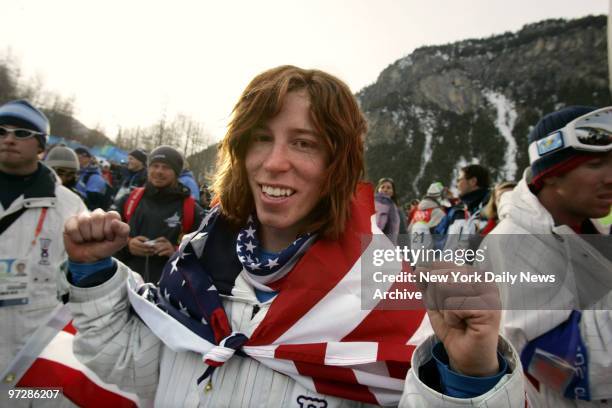 Shaun White of the U.S. Celebrates after winning the gold medal in the Men's Snowboard Halfpipe competition in Bardonecchia during the 2006 Winter...