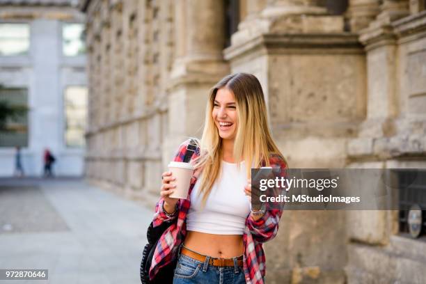 gelukkig lachende vrouw met behulp van mobiele telefoon in de stad - happy mobile stockfoto's en -beelden