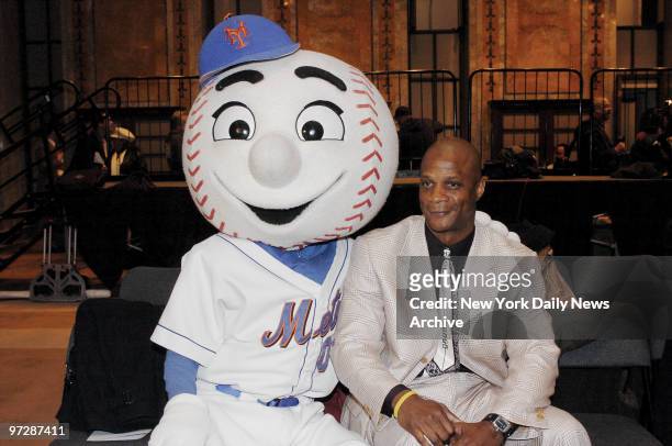 Former New York Met Darryl Strawberry gets together with mascot Mr. Met as the Mets kick off their 2006 Winter Caravan at the Celeste Bartos Forum at...