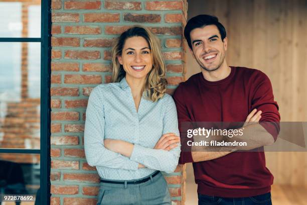 porträt von zwei kollegen im büro - casual business stock-fotos und bilder