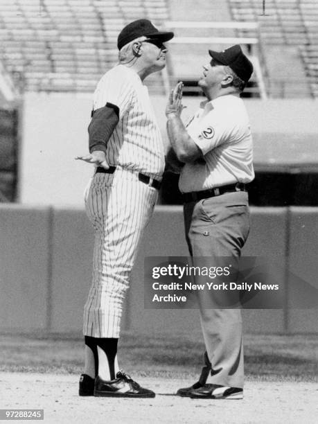 New York Yankees' manager Dallas Green argues with Durwook Merrill after the umpire called Minnesota Twins' Greg Gagne safe on steal of second base...