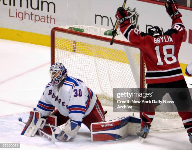 New York Rangers Scott Gomez (19) and goaltender Henrik Lundqvist celebrate  their win over the Washington Capitals after game 2 of the NHL Eastern  Conference Quarterfinals at the Verizon Center in Washington