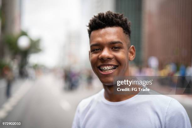brésilien garçon souriant - teenage boys stock photos et images de collection
