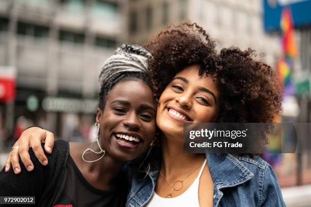 die liebe freundinnen - african american teenager stock-fotos und bilder