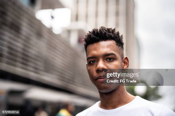 brasilianische junge blick in die kamera - teenager männlich stock-fotos und bilder