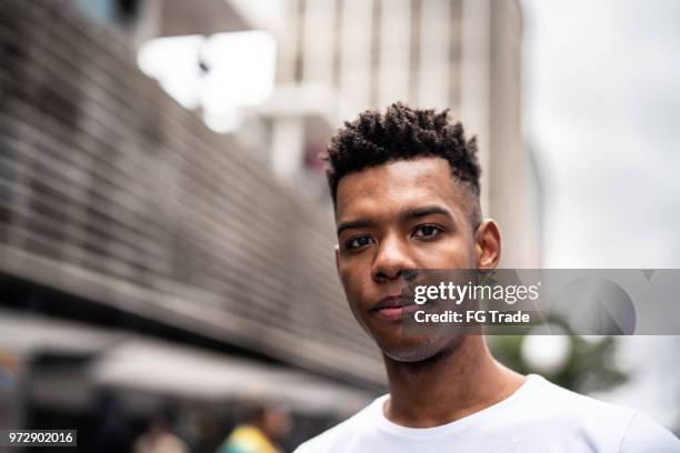 rapaz brasileiro olhando para a câmera - cor preta - fotografias e filmes do acervo