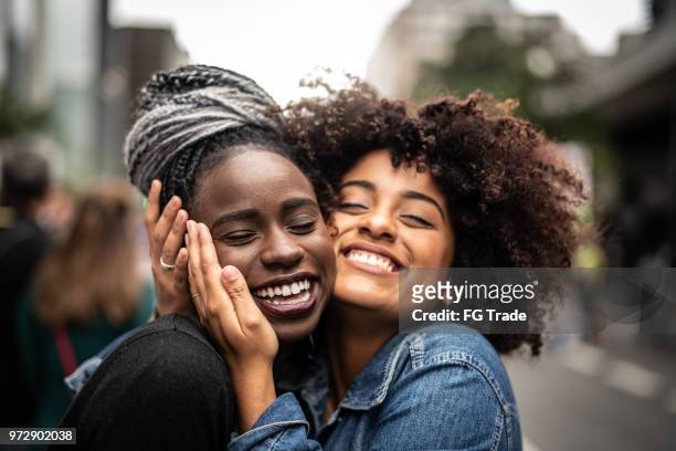 die liebe freundinnen - multiracial group stock-fotos und bilder