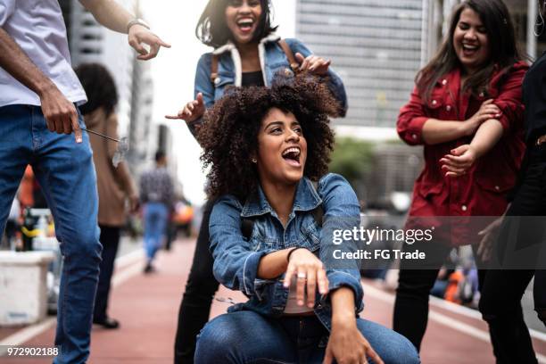 grupo auténtico de diversos amigos que se divierten - avenida paulista fotografías e imágenes de stock