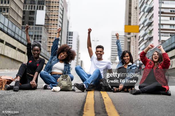 diversity is the key of the success - group of friends - avenida paulista imagens e fotografias de stock