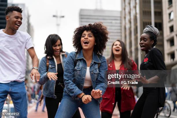 authentieke groep van diverse vrienden having fun - brazilian dancer stockfoto's en -beelden