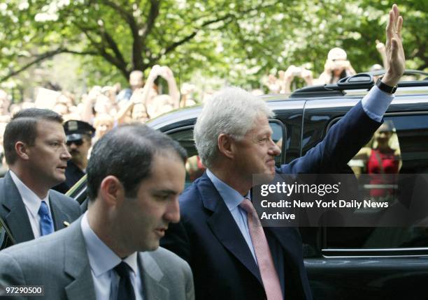 Former President Bill Clinton arrives at Borders bookstore on lower Broadway to sign copies of his book, "My Life."