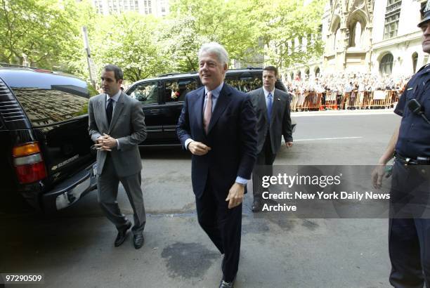 Former President Bill Clinton arrives at Borders bookstore on lower Broadway to sign copies of his book, "My Life."