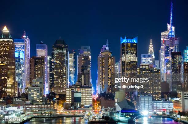 midtown manhattan skyline bei nacht - new york skyline nacht stock-fotos und bilder