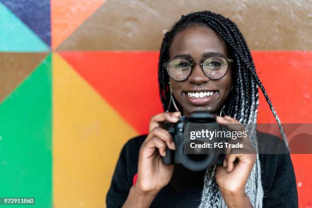 retrato de um fotógrafo sorrindo com fundo colorido - photographer - fotografias e filmes do acervo