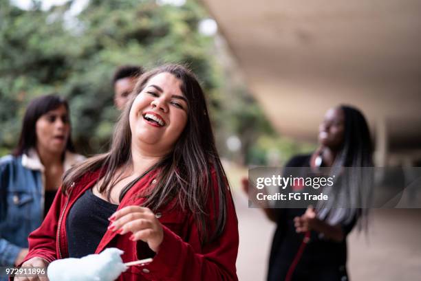 authentieke groep van diverse vrienden having fun - chubby teenager stockfoto's en -beelden