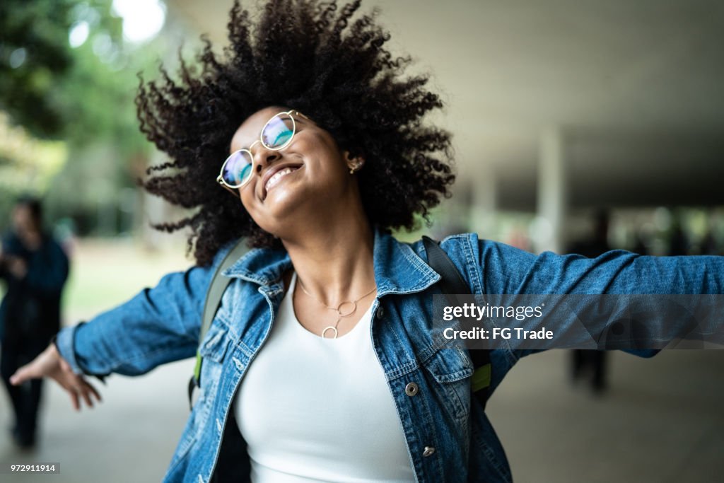 Portret van een vrouw lachend met kleurrijke achtergrond