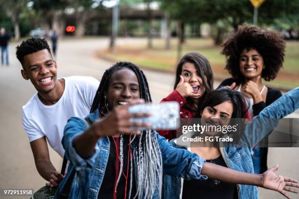 grupo auténtico de diversos amigos tomando un selfie en el parque - ibirapuera park fotografías e imágenes de stock