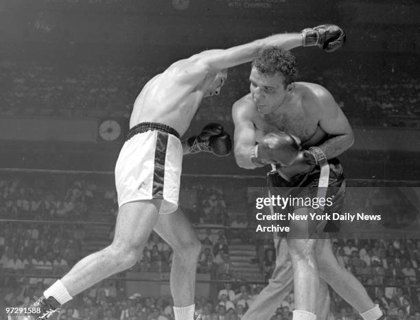 Tibero Mitri evades a wicked right thrown by Jake LaMotta.