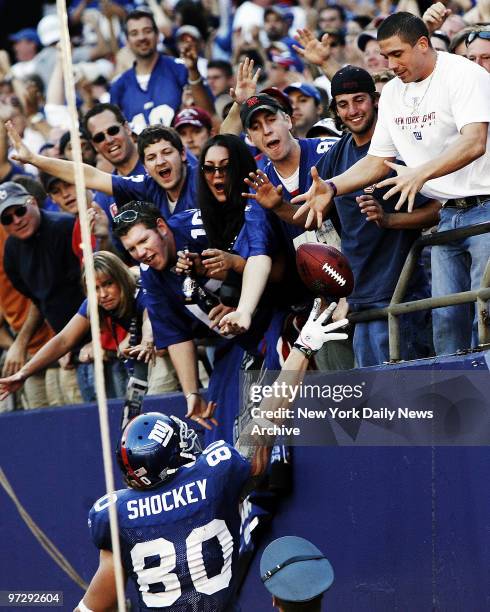 Jeremy Shockey flips ball to lucky fan after scoring TD as Giants toss aside 49ers for 5th straight win.