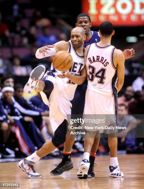 New Jersey Nets vs Atlanta Hawks. 2nd half. Nets Vince Carter whinces as he gets trapped going around Devin Harris pick.