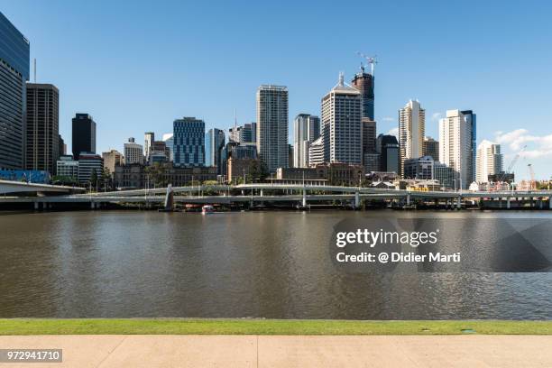 riverfront promenade in the brisbane business district in queensland, australia - río brisbane fotografías e imágenes de stock