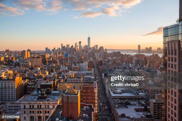 vista de ángulo alto de lower manhattan al atardecer - chelsea new york fotografías e imágenes de stock