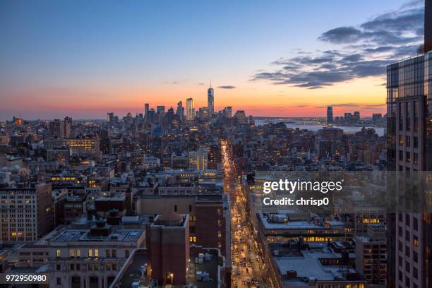 hoge hoekmening van lower manhattan in de schemering - sixth avenue stockfoto's en -beelden