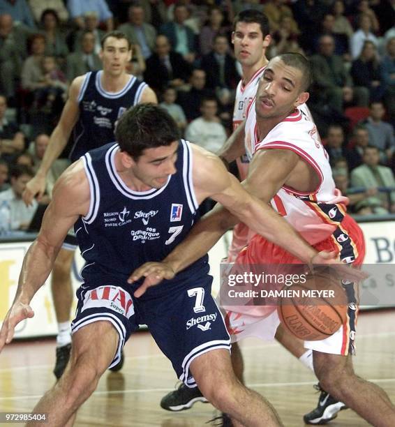 Le joueur de Gravelines Perica est aux prises avec son adversaire de Nancy Maxime Zianveni, le 27 octobre 2001 au palais des sports de Nancy, lors du...