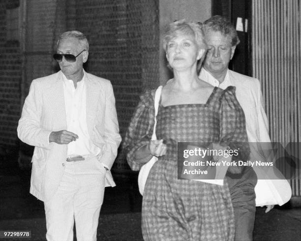 Things didn't go as smoothly when our man with camera caught up with Paul Newman and Joanne Woodward after they saw "Glengarry Glen Ross" on W. 45th...