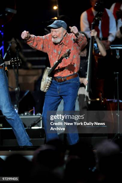 Joan Baez ,Patti and Bruce Springsteen applaud Pete Seeger at the Clearwater Concert :Creating The Next Generation Of Environmental Leaders . Concert...