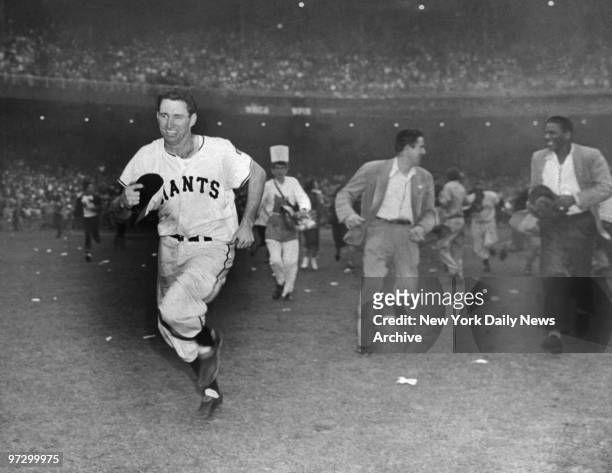 New York Giants' captain Alvin Dark runs off field as he heads for clubhouse after the New York Giants defeated the Brooklyn Dodgers 5-4 in the...