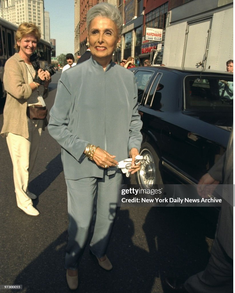 Singer Lena Horne, 81, at J&R Music, where she signed autogr