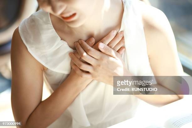 woman with chest pain - heart attack stockfoto's en -beelden