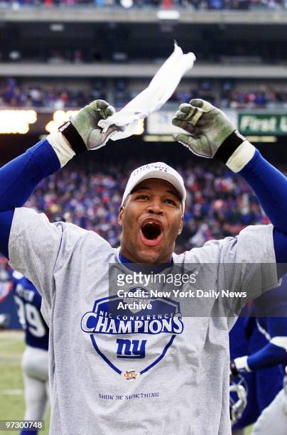 New York Giants' Michael Strahan gives voice to his feelings as he waves white towel after his team crushed the Minnesota Vikings, 41-0, in the NFC...