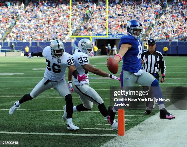 New York Giants quarterback David Carr scores a third-quarter TD but keeps celbratin low-key as he mops up in blowout of Raiders.