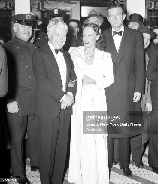 Charlie Chaplin with his wife Paulette Goddard and Tim Durante attening premiere of "The Great Dictator."