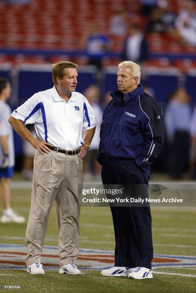 New York Giants' head coach Jim Fassel chats with his Dallas